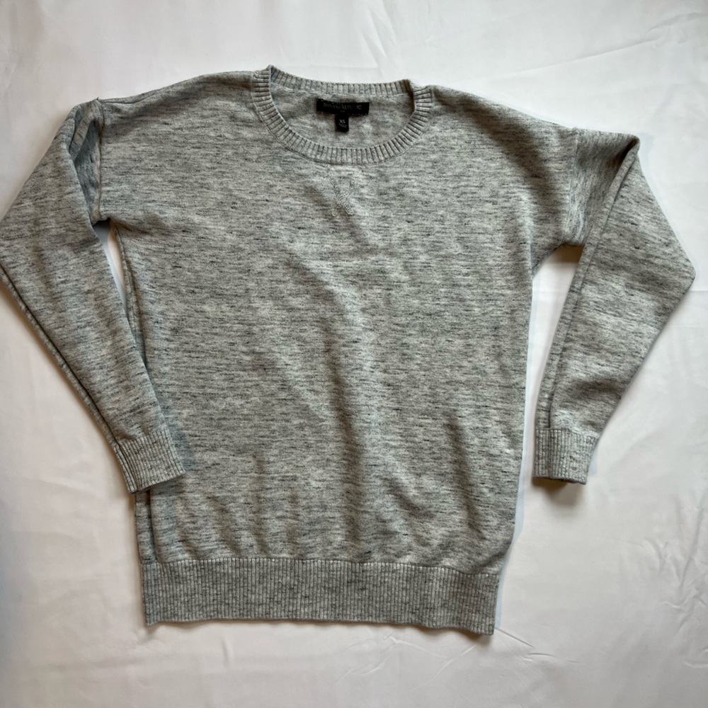Grey crewneck sweatsr